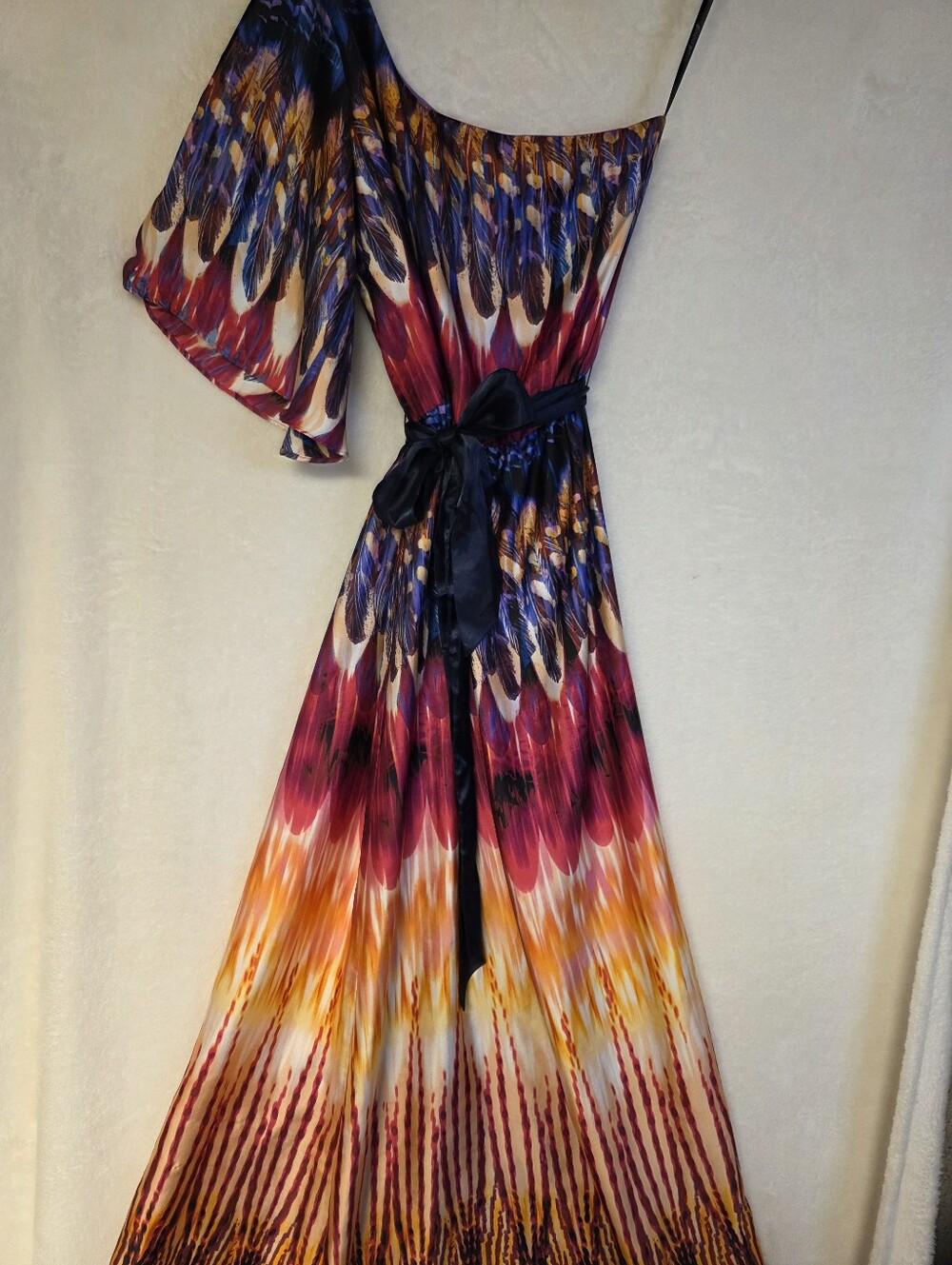 Multicolor Feather-inspired Print. One-Shoulder Maxi Dress with Sash Size 4.